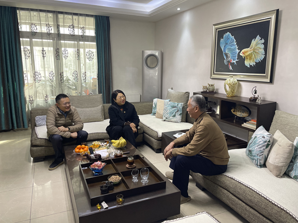 kk体育集团等三家公司工会看望慰问退休职工